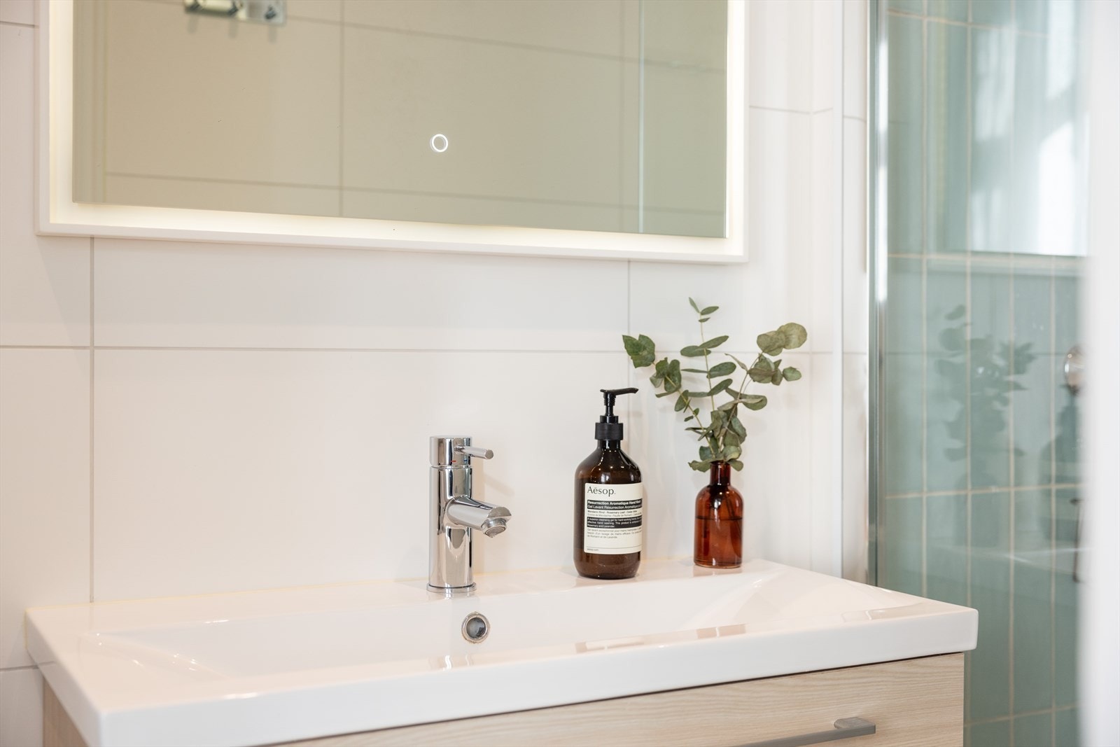 Badet er utstyrt med servantskap med glatte fronter. Helstøpt servant med ettgreps armatur fra Tapwell. Galleribilde