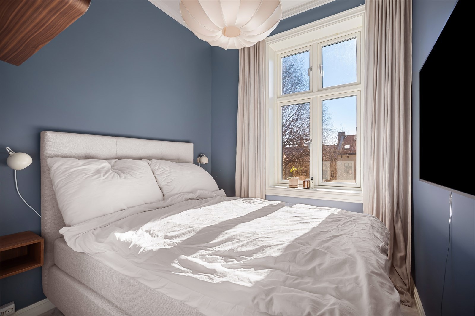 Hovedsoverom med stort vindu som gir godt lysinnslipp - Begge soverommene vender ut mot skjermet bakgård Galleribilde