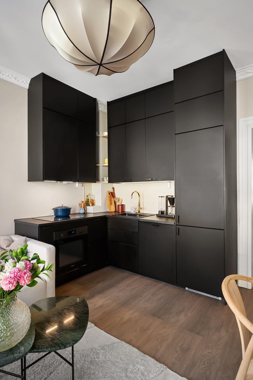 Takhøyden på hele 2,91m er utnyttet for optimal lagring - Godt med skap- og benkeplass Galleribilde