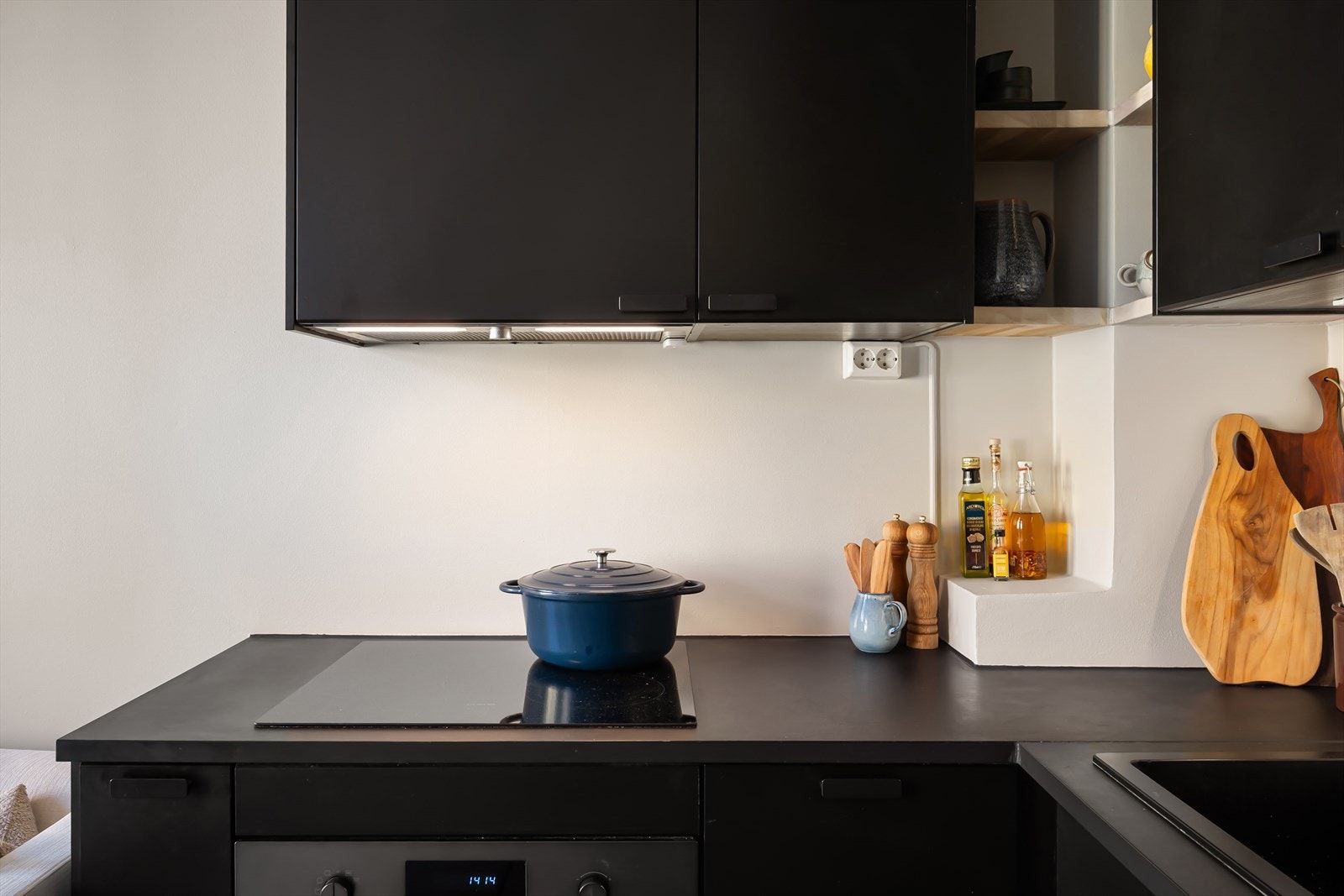 Automatisk vannstopper og komfyrvakt er montert Galleribilde