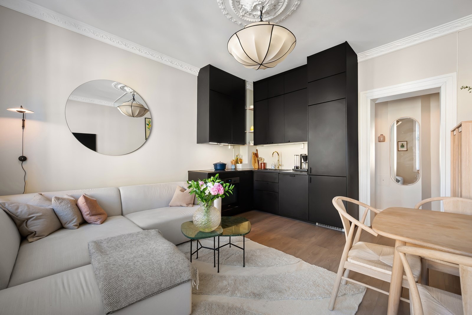 Morderne kjøkkeninnredning fra 2020 med glatte fronter Galleribilde