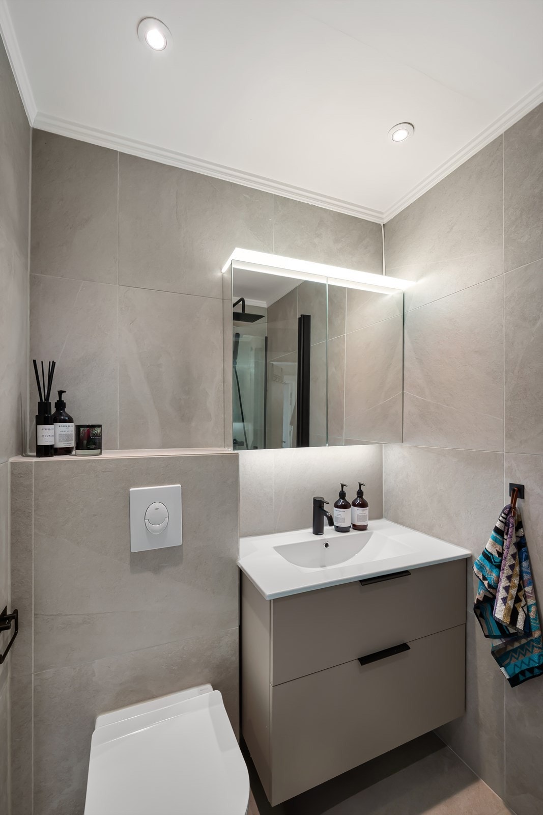 Elektrisk avtrekksvifte i badet, montert i 2020. Korsbakken baderomsinnredning bestående av benkeskap med glatte fronter Galleribilde