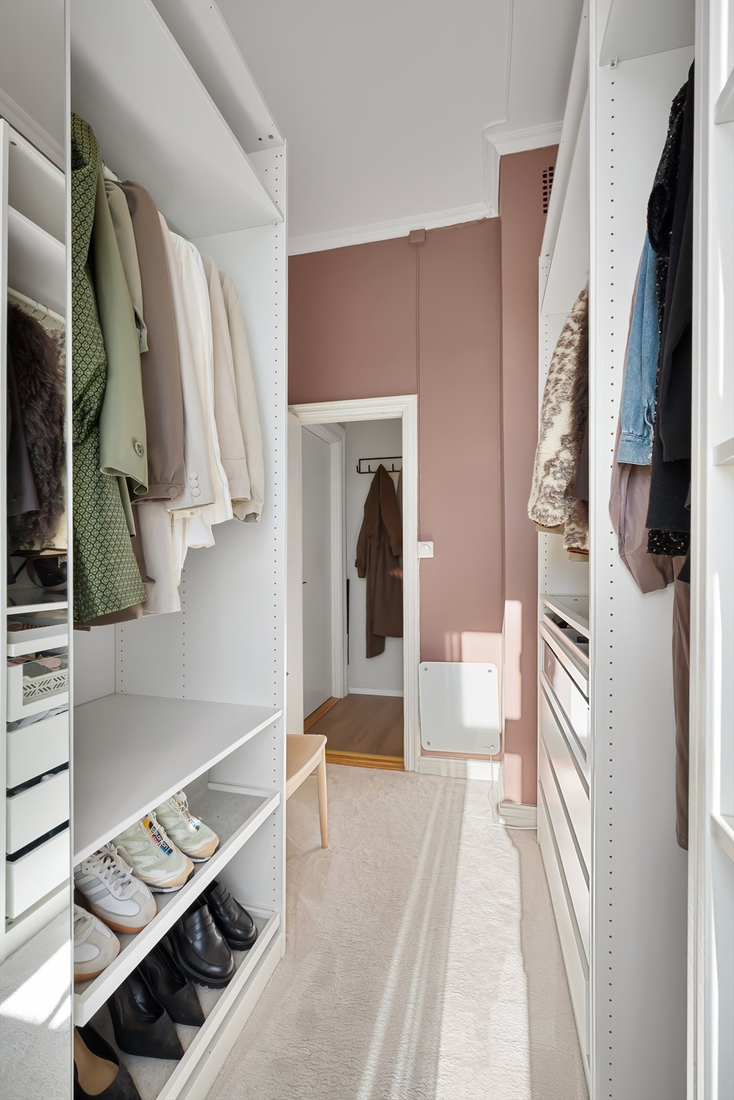 Soverom 2 er innredet som "Walk in closet". God plass til oppbevaring. Rommet har tidligere blitt benyttet som soverom Galleribilde