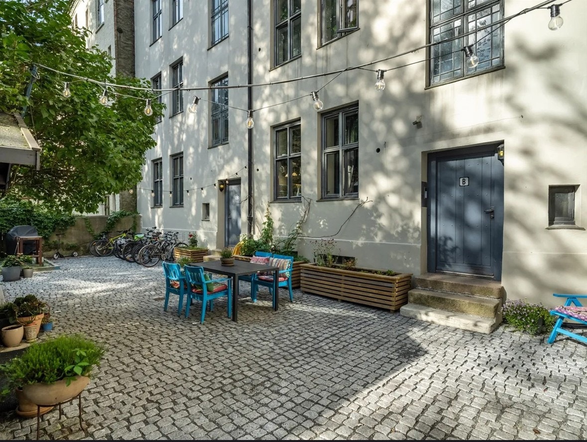 ARKIV - Pent opparbeidet bakgård med sykkelparkering og plass til utemøblement Galleribilde