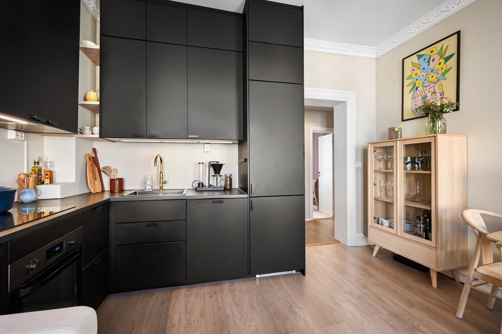 Led belysning under overskap. Leiligheten har en gjennomgående planløsning Galleribilde