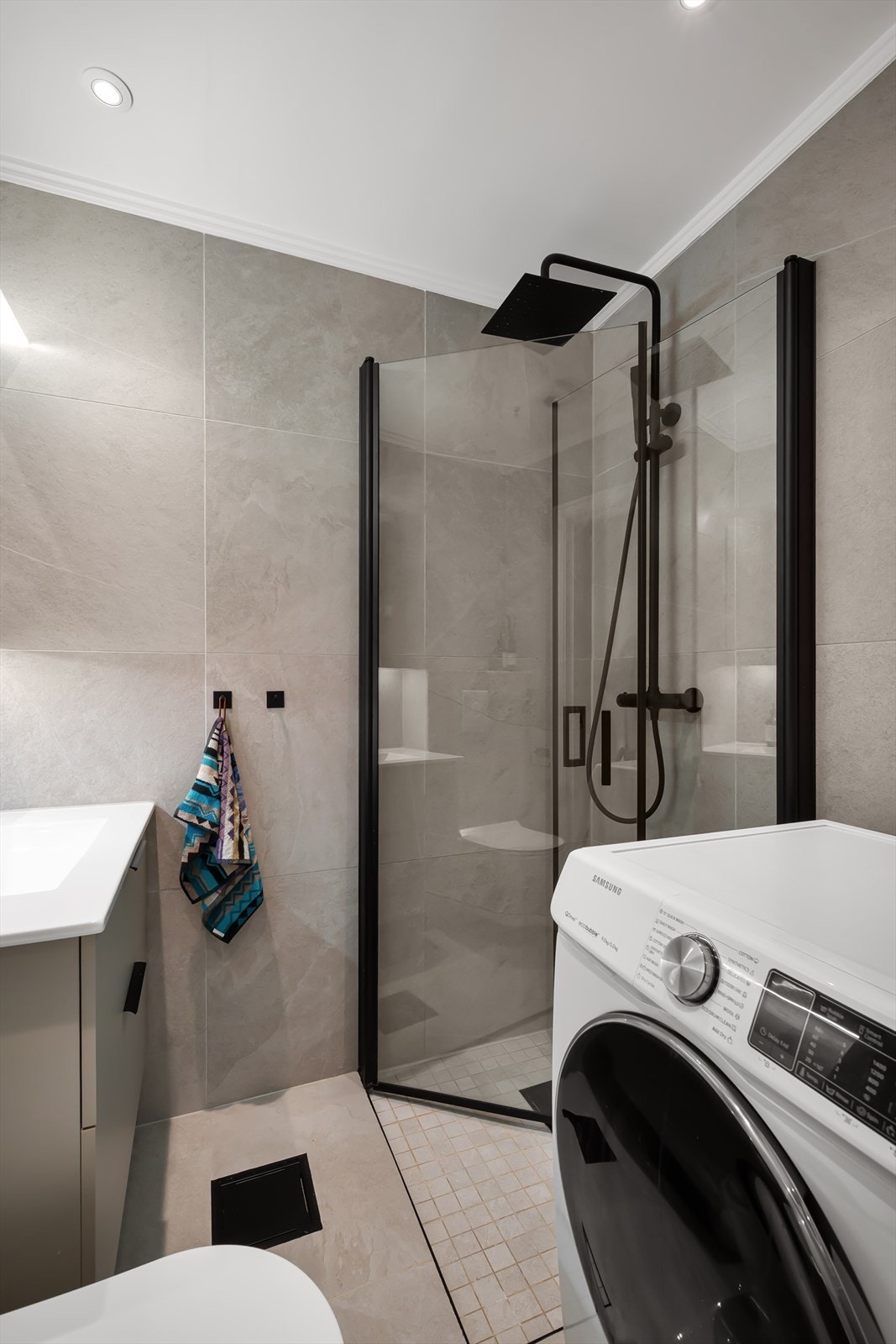 Bad pusset opp i 2019 med flis på flis, nye rør, ny innredning og nytt sanitærutstyr Galleribilde