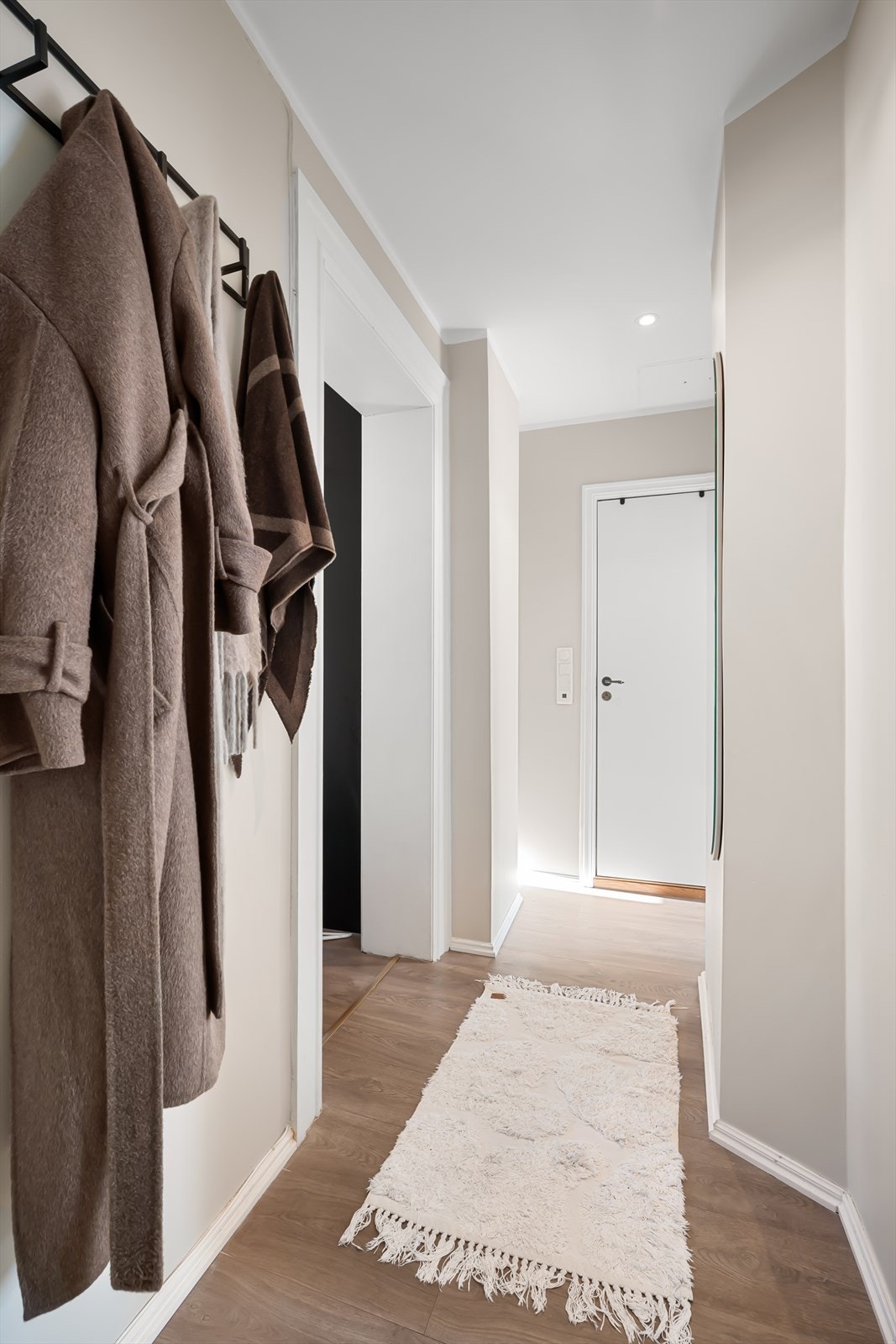 Entré/gang med plass til å sette fra seg sko og henge fra seg yttertøy. Det disponeres to boder Galleribilde