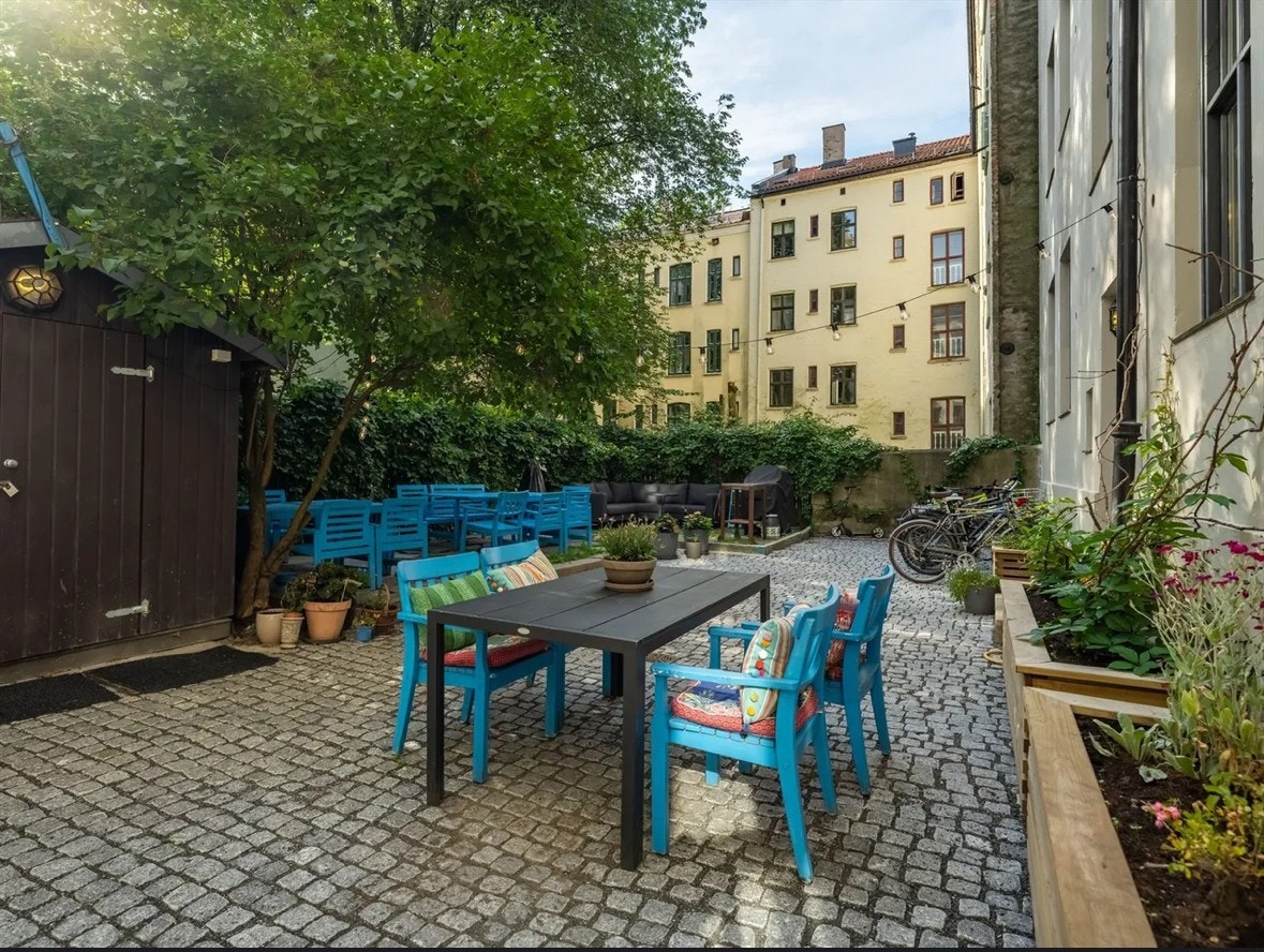 ARKIV - Solrik og koselig bakgård med grillmuligheter Galleribilde