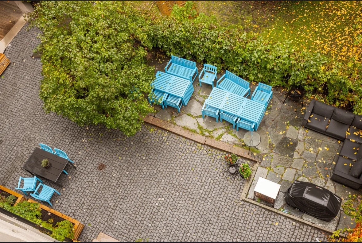 ARKIV - Solrik og koselig bakgård med grillmuligheter Galleribilde