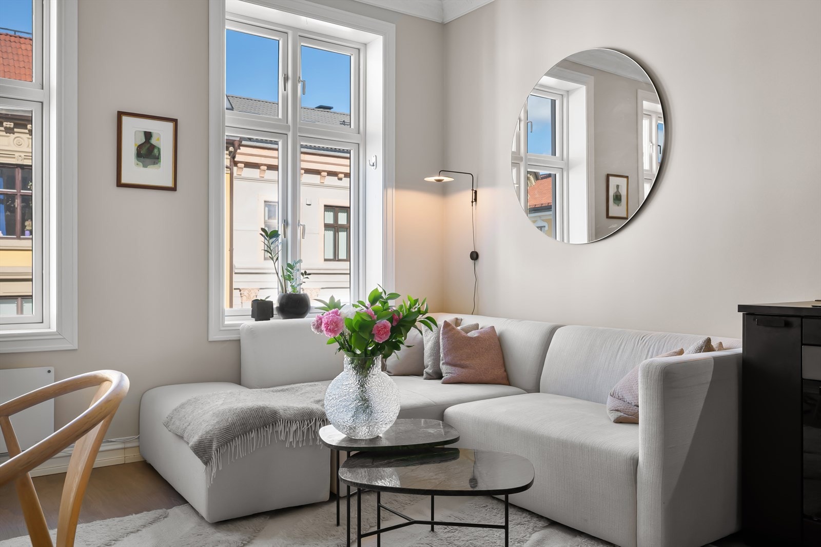 Store nye vinduer fra 2022 som gir godt lysinnslipp - Dype vinduskarmer for plass til pynt Galleribilde