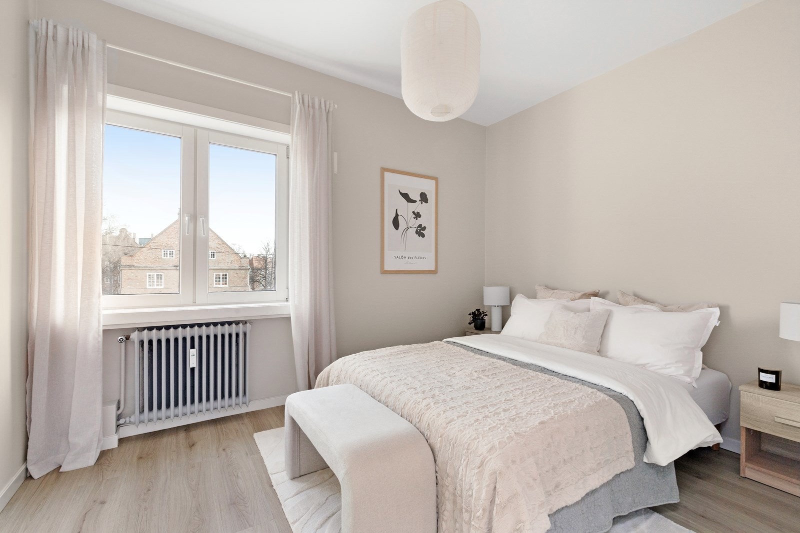 Romslig hovedsoverom med god plass til dobbeltseng med tilhørende møblement. Galleribilde