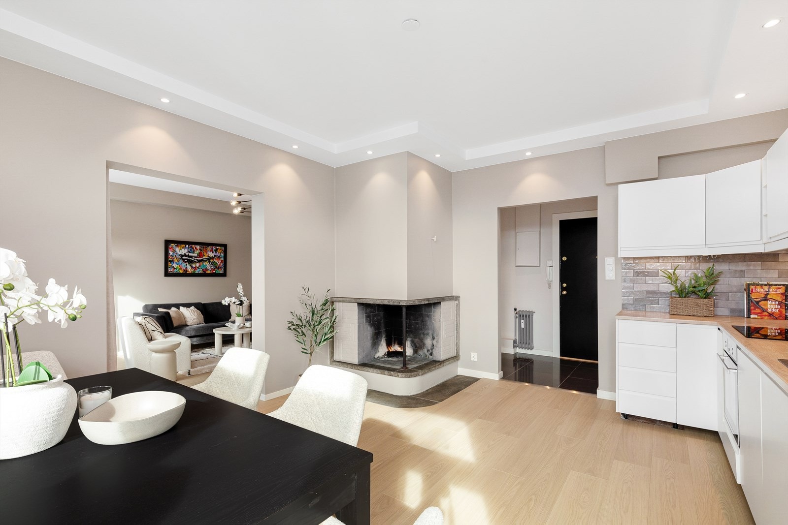 Innfelt LED belysning i himling / kassehimling på kjøkken, entre, mellomgang og bad. Belysning fra 2017. Galleribilde