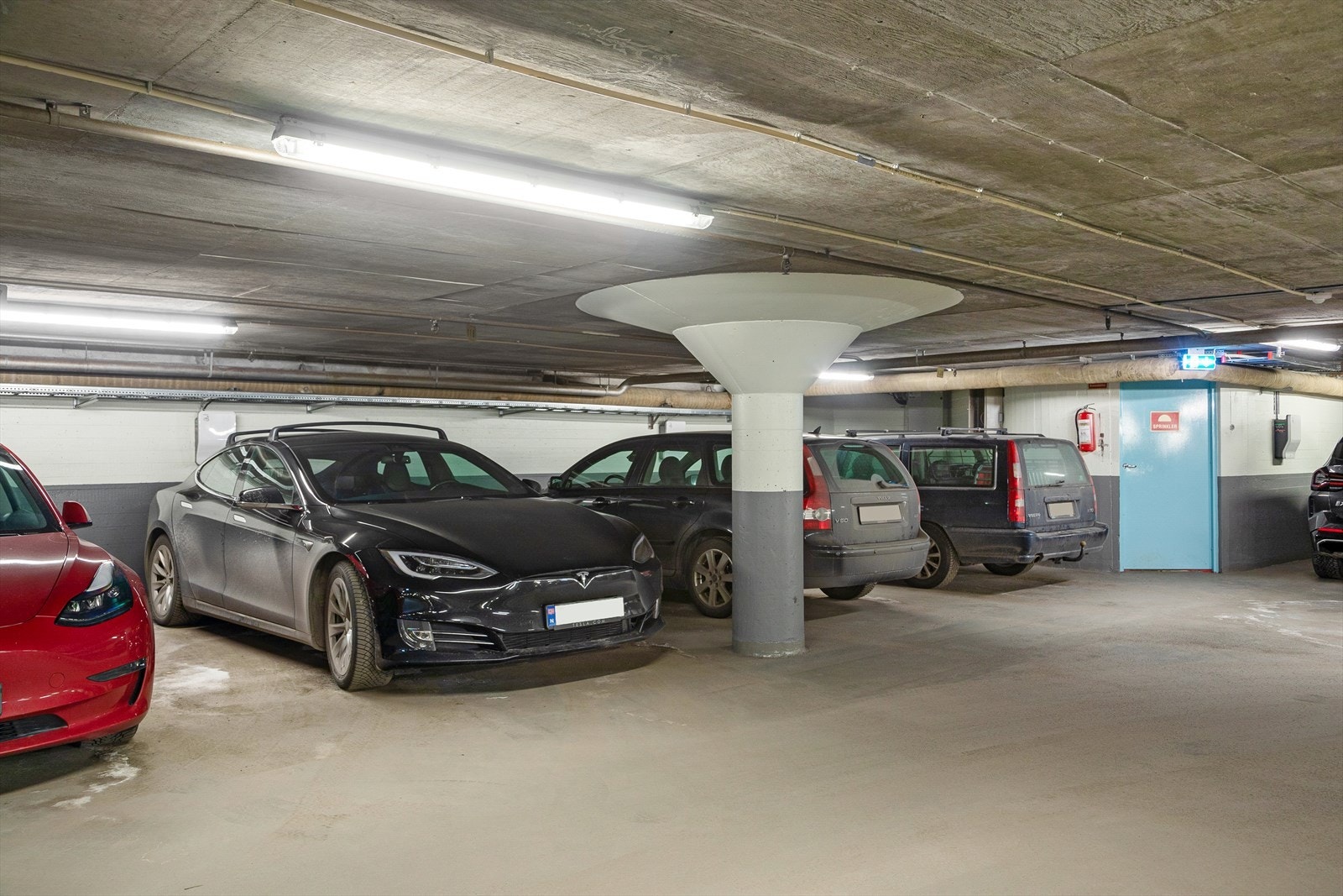 Mulighet for kjøp eller leie av garasjeplass fra selger i garasjeanlegg rett over gaten. Galleribilde