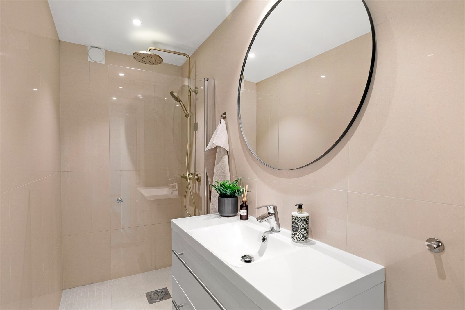 Badet består av fliselagt gulv med varmekabler, flislagte vegger og malt himling. Galleribilde