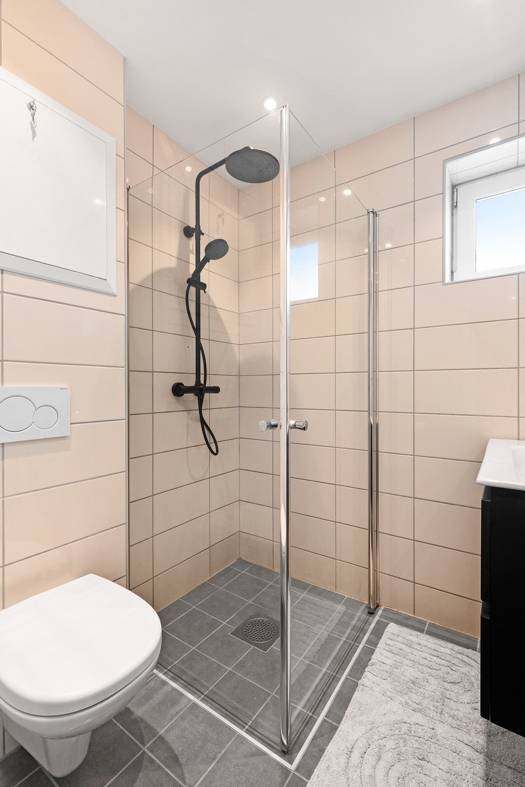 Badet består av flislagt gulv med varmekabler, flislagte vegger og malt platehimling. Galleribilde