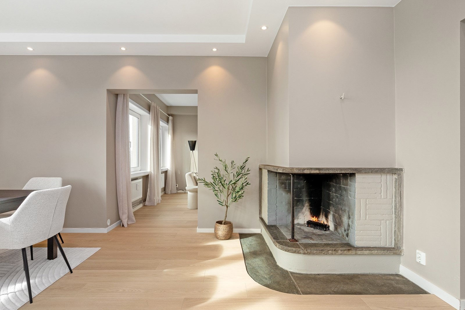 Kombinasjonen av peis og spiseplass gir en varm og hjemmekoselig atmosfære. Galleribilde