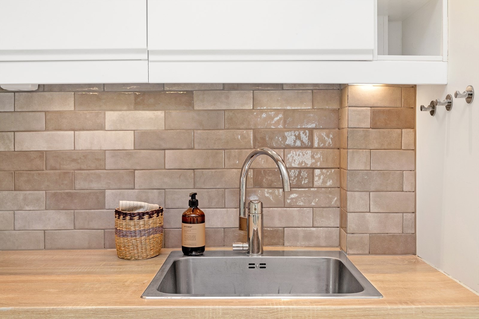 Fliser på vegg over benkeplate. Galleribilde