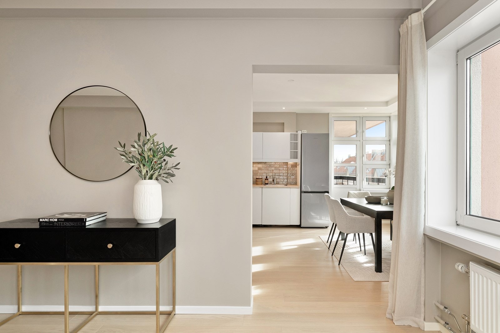 Delvis åpen løsning mellom stue og kjøkken. Galleribilde