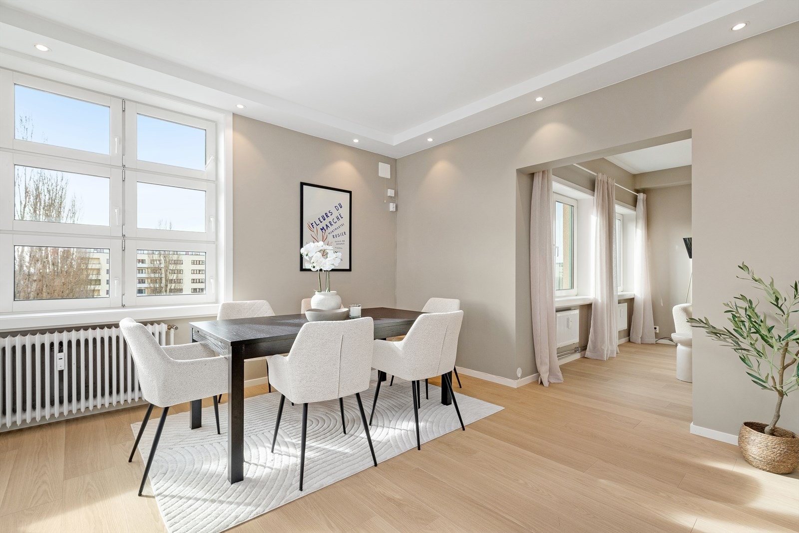 Store vindusflater som slipper inn rikelig med naturlig lys. Galleribilde