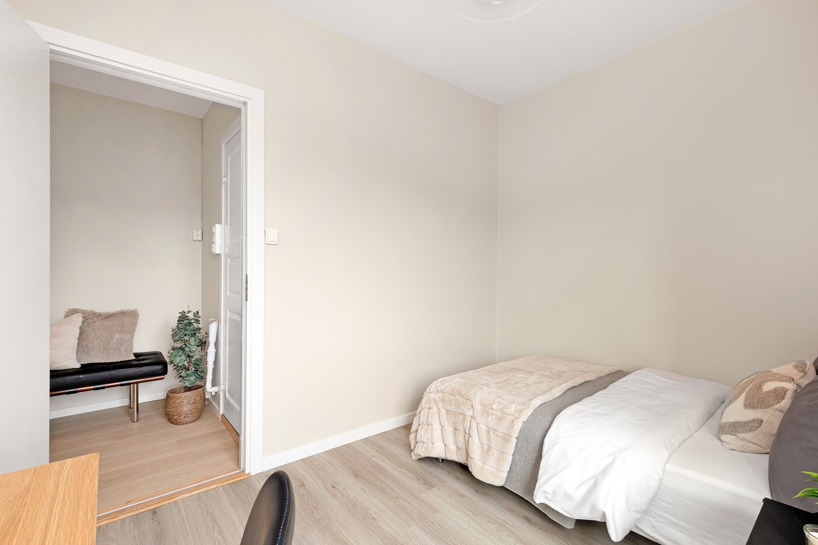 I mellomgang utenfor soverom 2 er det opplegg for vaskemaskin/tørketrommel med Waterguard. Galleribilde