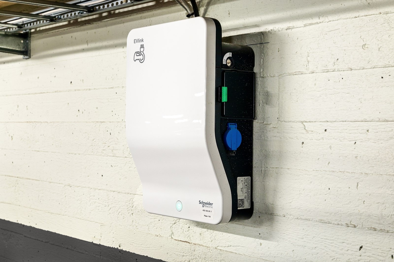 Garasjeplass utstyrt med elbilader. Galleribilde