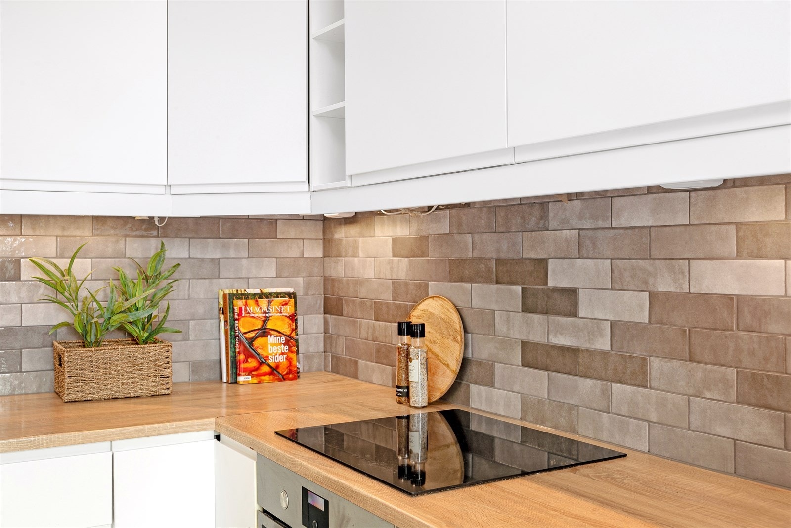 Integrert i kjøkkeninnredningen er komfyr, kjøl/frys og oppvaskmaskin. Galleribilde