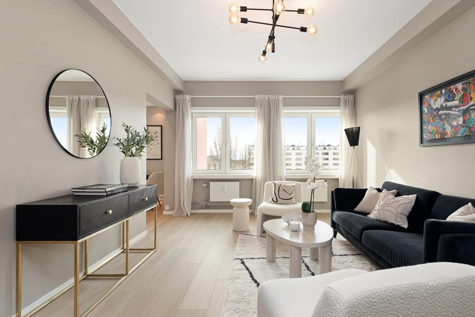 Romslig og lys stue som byr på flere gode møbleringsmuligheter. Galleribilde