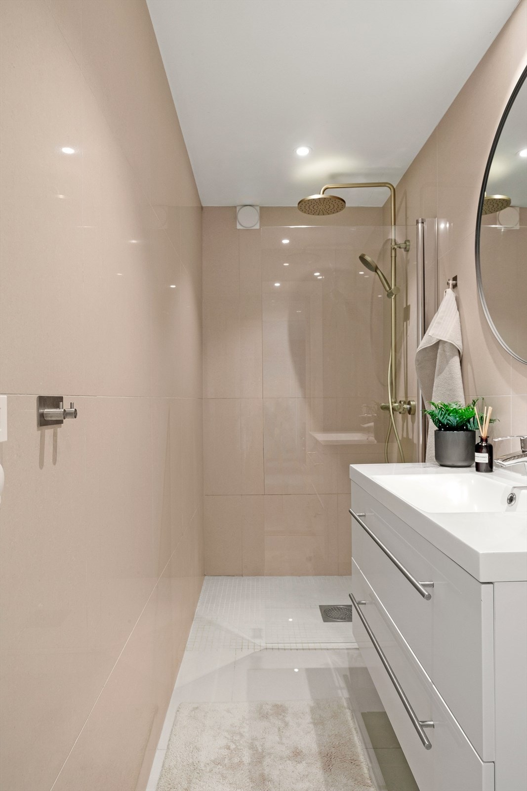 Bad 2 etablert i 2016/17 med dusjnisje med dør i herdet glass, helservant med underskuffer og speil over servant. Galleribilde