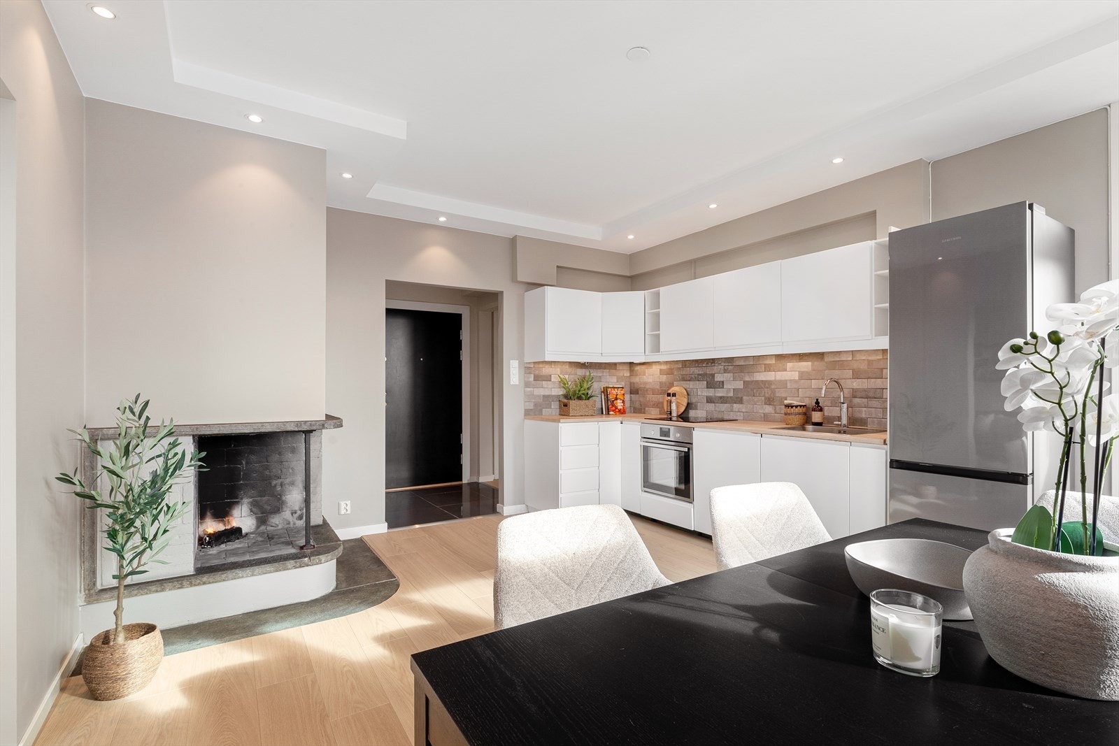 Romslig og lyst spisekjøkken. Galleribilde