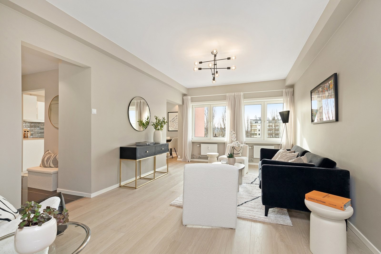 Svært lys 6-roms hjørneleilighet beliggende høyt og fritt, i 5. etasje, med heisadkomst, vendt i retning syd mot grøntområde, med god avstand til nabobyggene. Galleribilde