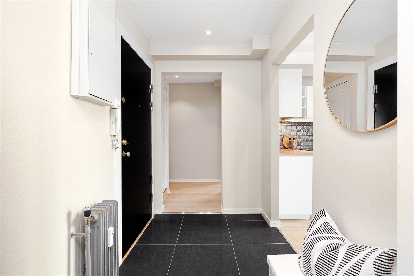 Innbydende og lys entré med flislagt gulv. Galleribilde