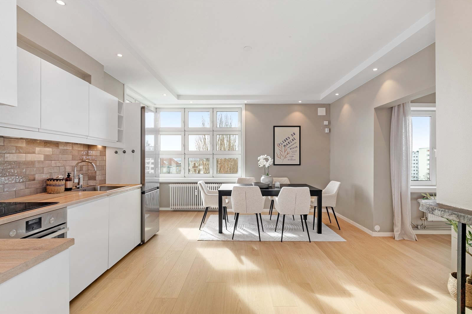 Fin plass til spisebord av god størrelse. Galleribilde