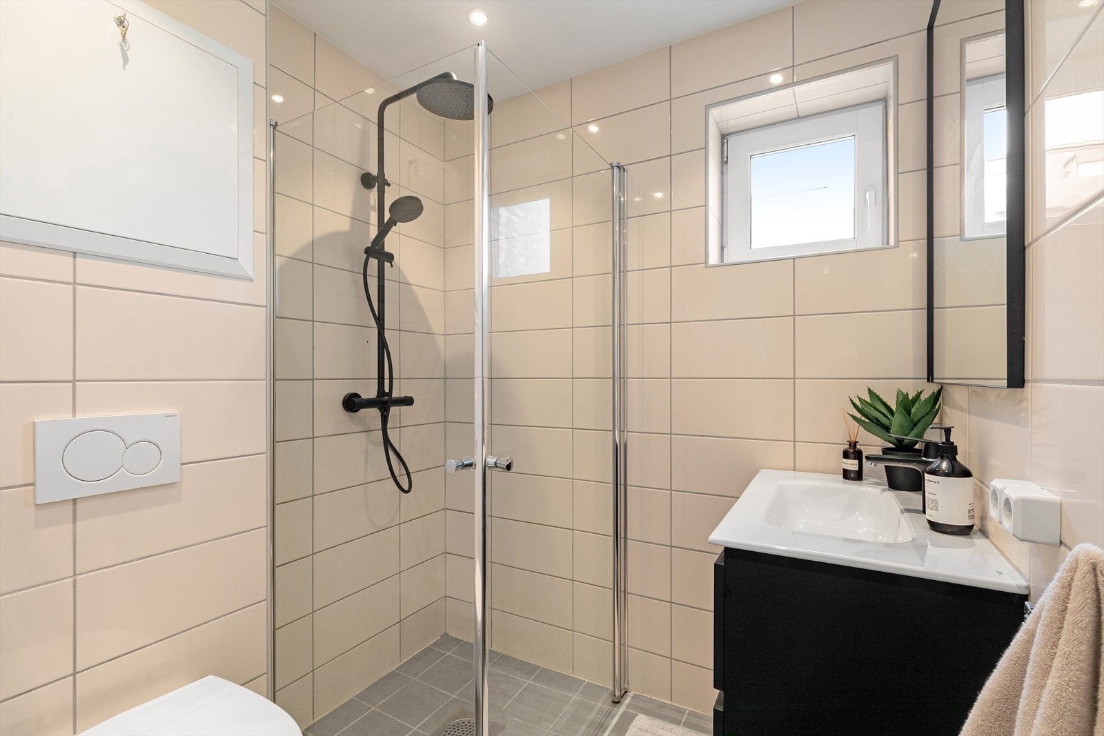 Bad 1 pusset opp i 2016/17 med dusjnisje med dør i herdet glass, helservant med underskuffer og speil over servant. Galleribilde