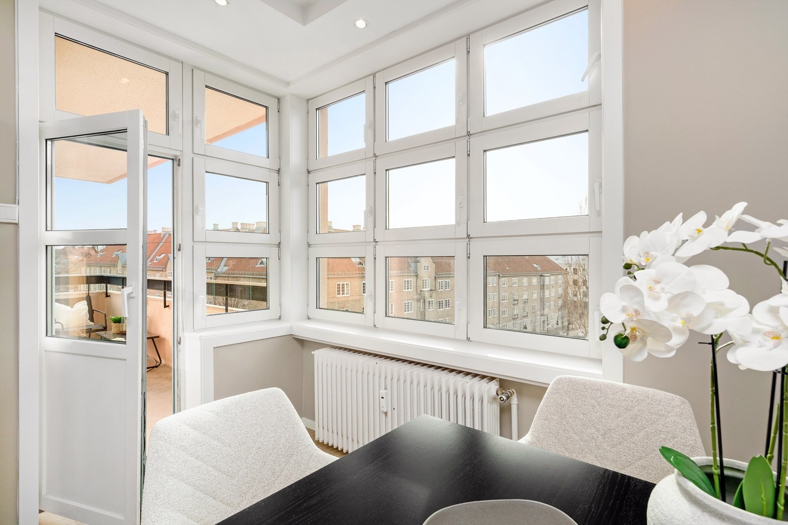 Adkomst til solrik og stor balkong fra stue. Galleribilde