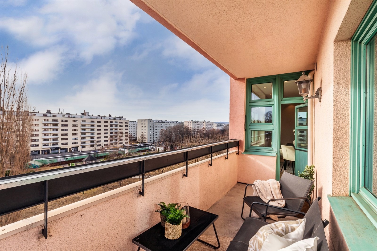 Stor og solrik balkong. Galleribilde