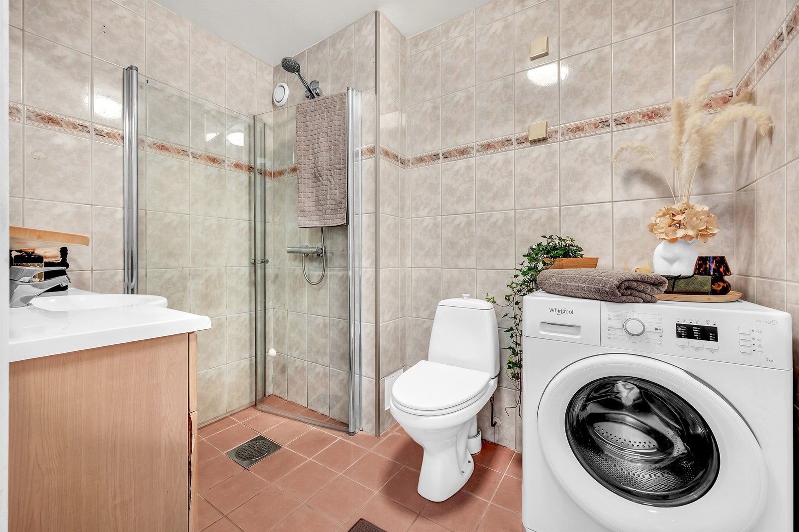 Badet er av eldre dato. Det er opplegg for vaskemaskin (maskinen på bildet medfølger) og det er montert nytt dusjhode. TG3 på badet grunnet alder og slitasje. Galleribilde