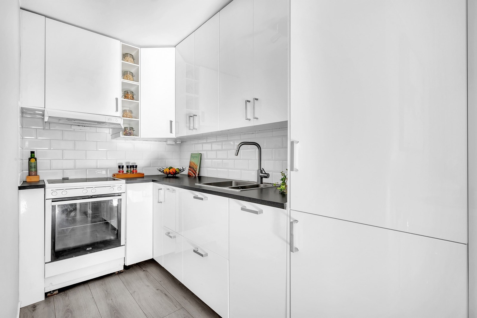 Moderne og stilrent Ikea-kjøkken fra ca. 2018. Komfyr, kjøl/frys og oppvaskmaskin medfølger. Galleribilde
