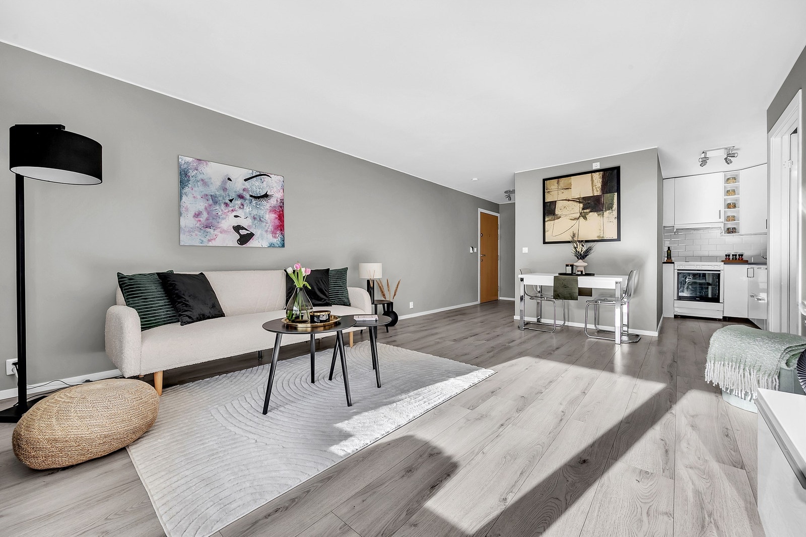 Stuen er av god størrelse og det er plass til både en romslig sofagruppe og spisebord. Galleribilde