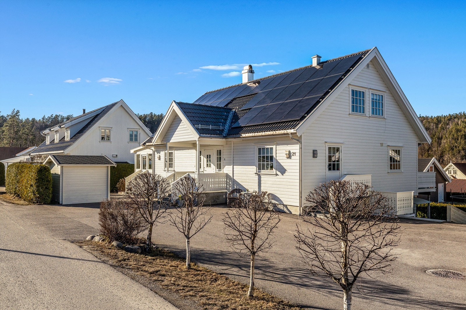 Solceller på taket som gjør at eiendommen nærmest er selvforsynt med strøm. Galleribilde