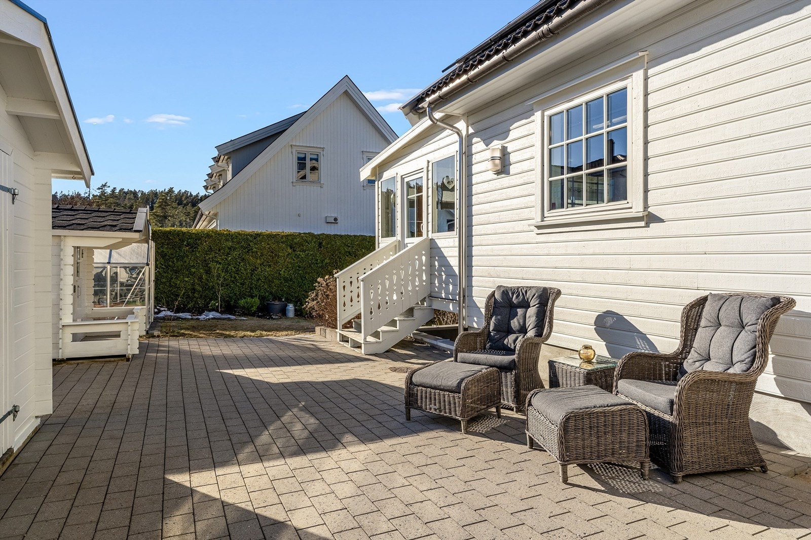 Hyggelig uteplass ved inngangspartiet - Perfekt sted å nyte morgenkaffen. Galleribilde