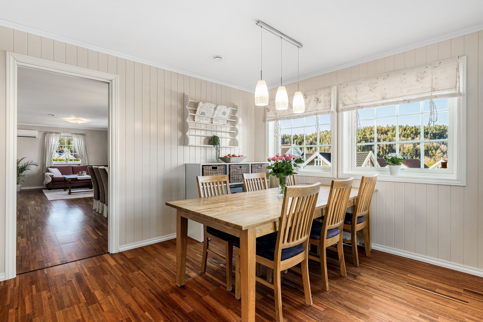 Plass til stort spisebord på kjøkken. Galleribilde