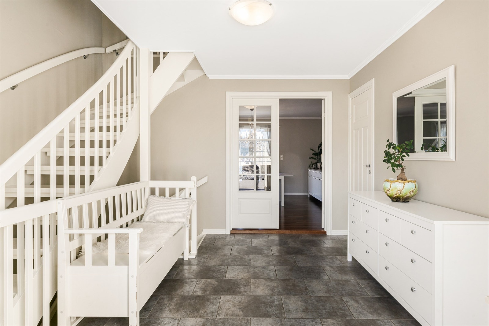 Hall med inngang til bad/vaskerom og gjestetoalett. Galleribilde