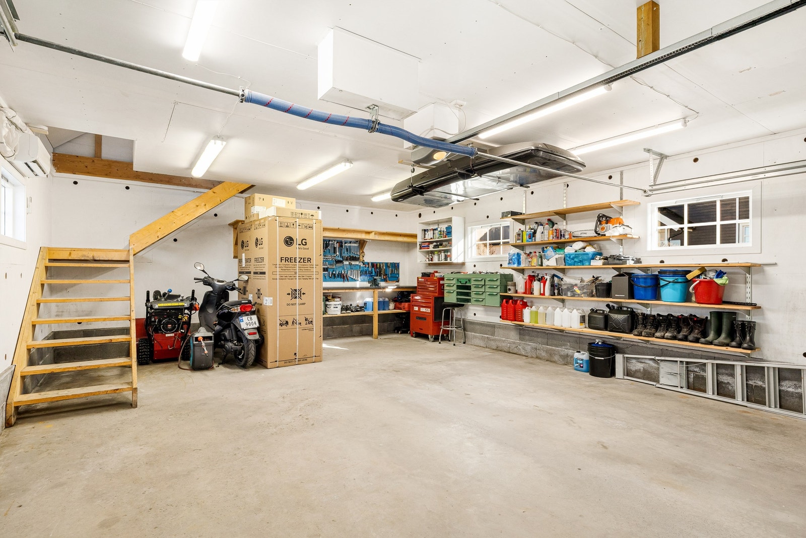 Romslig garasje med varmepumpe og innredet loft. Galleribilde