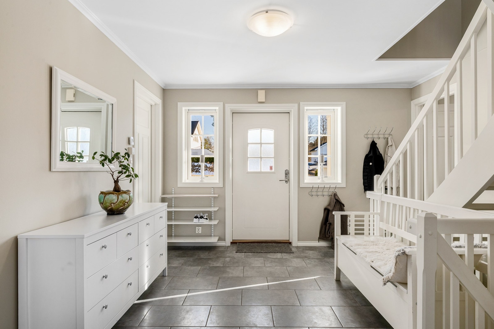 Stor hall med plass til sko og ytterjakker for hele familien. Galleribilde