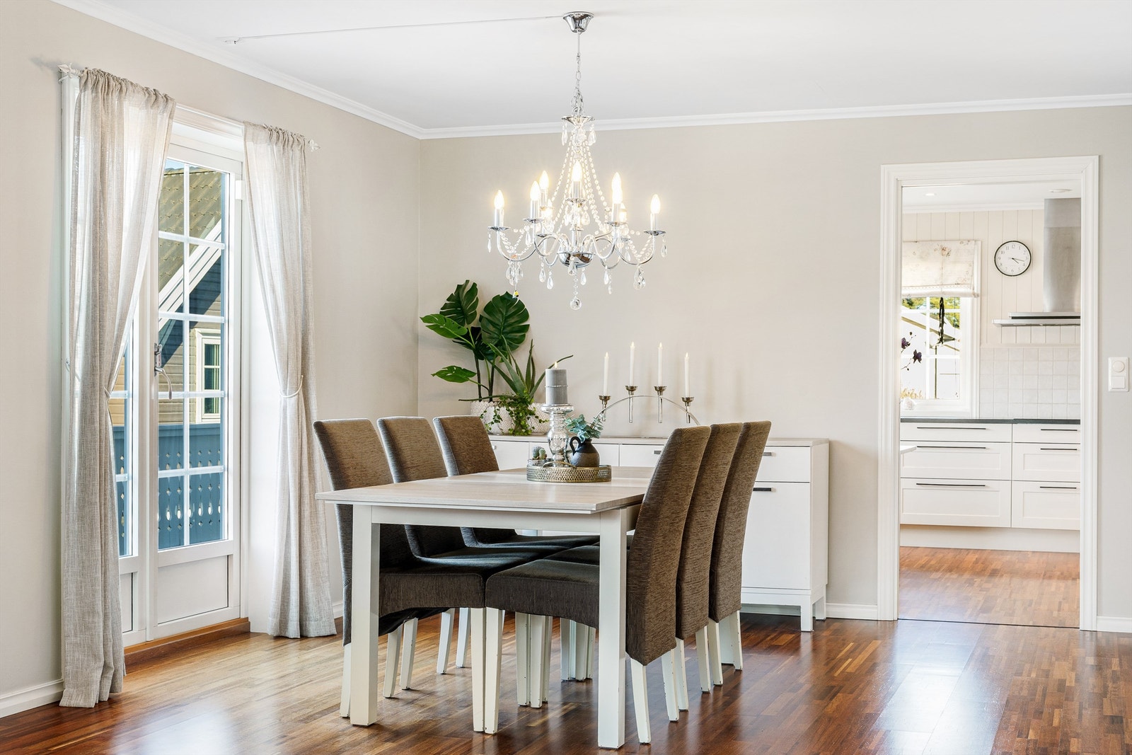 Utgang til solrik terrasse og utestue. Galleribilde