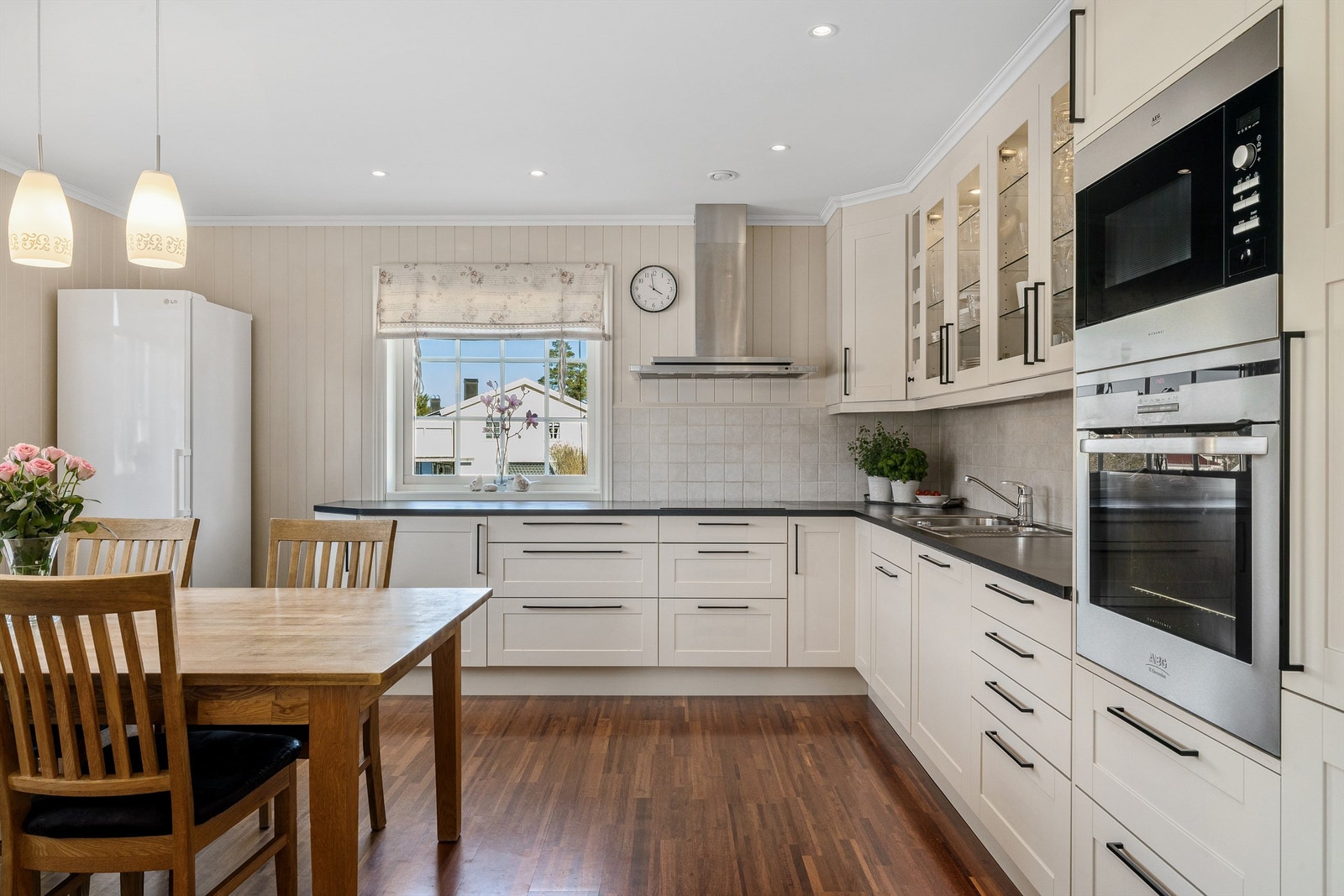 Romslig kjøkken med meget god skap- og benkeplass. Galleribilde