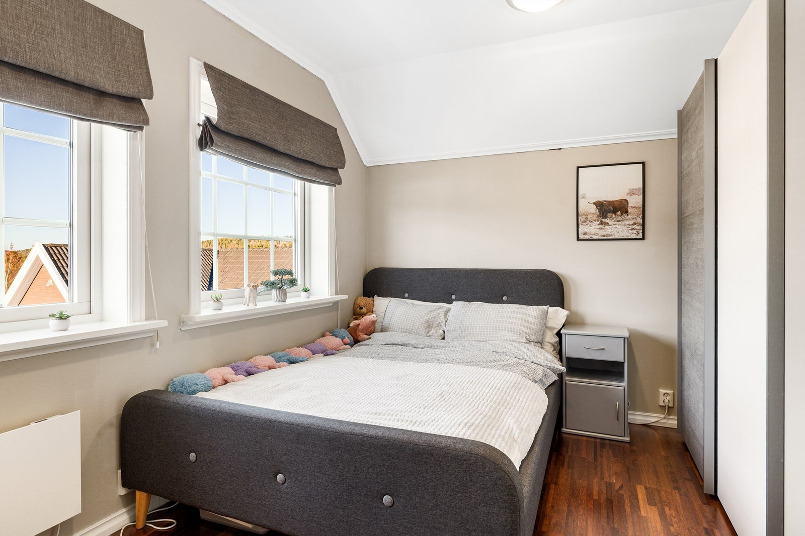 Soverom 5 (Har tidligere vært delt i 2 og har fremdeles 2 inngangsdører). Galleribilde