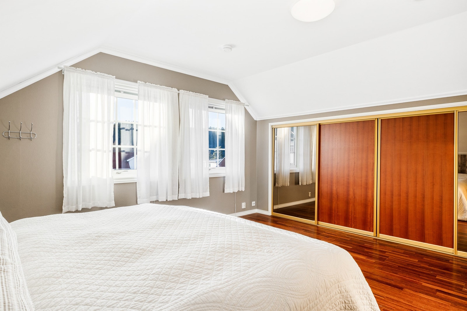 Stor skyvedørsgarderobe (Soverom 6). Galleribilde