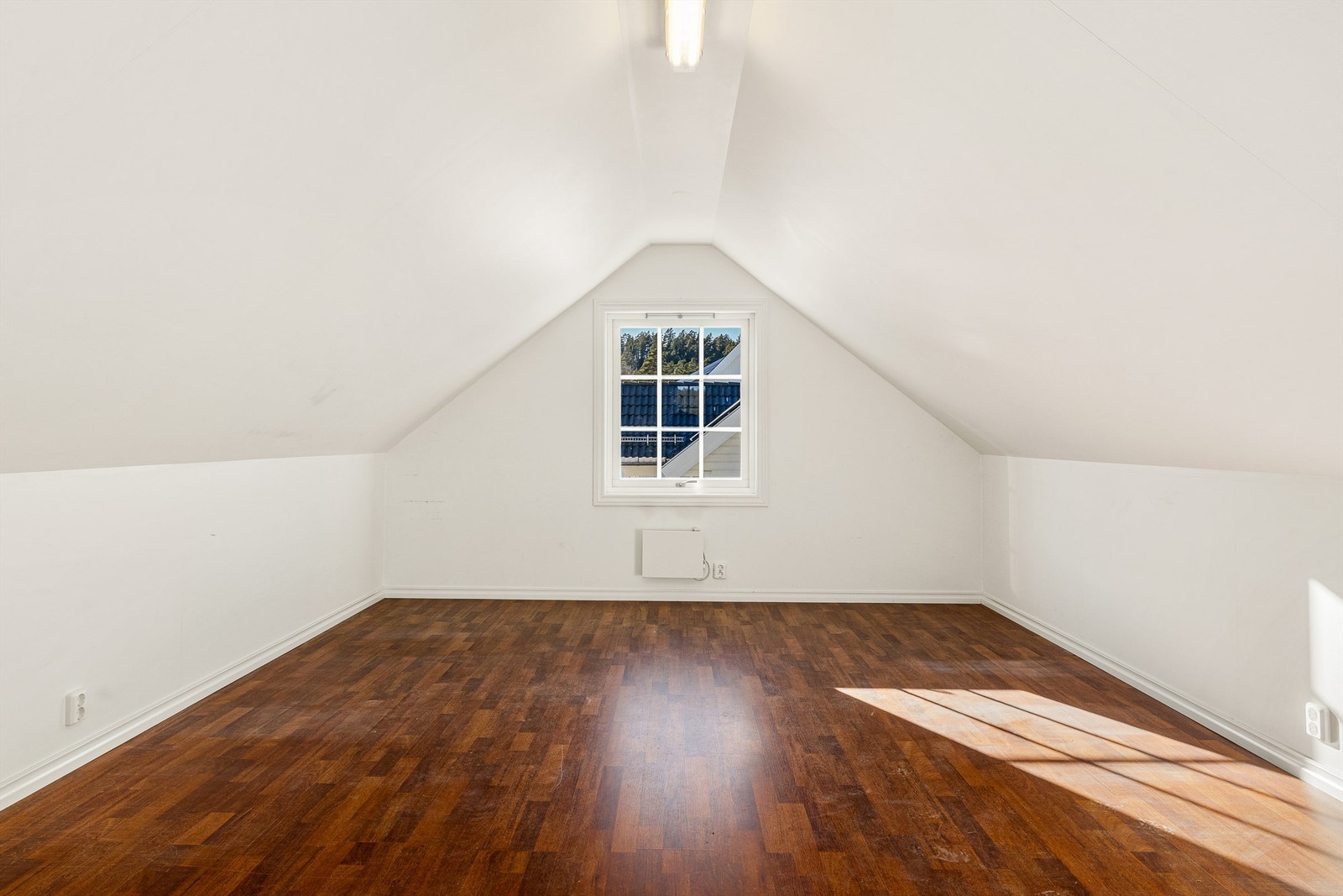 Loft over garasjen. Galleribilde