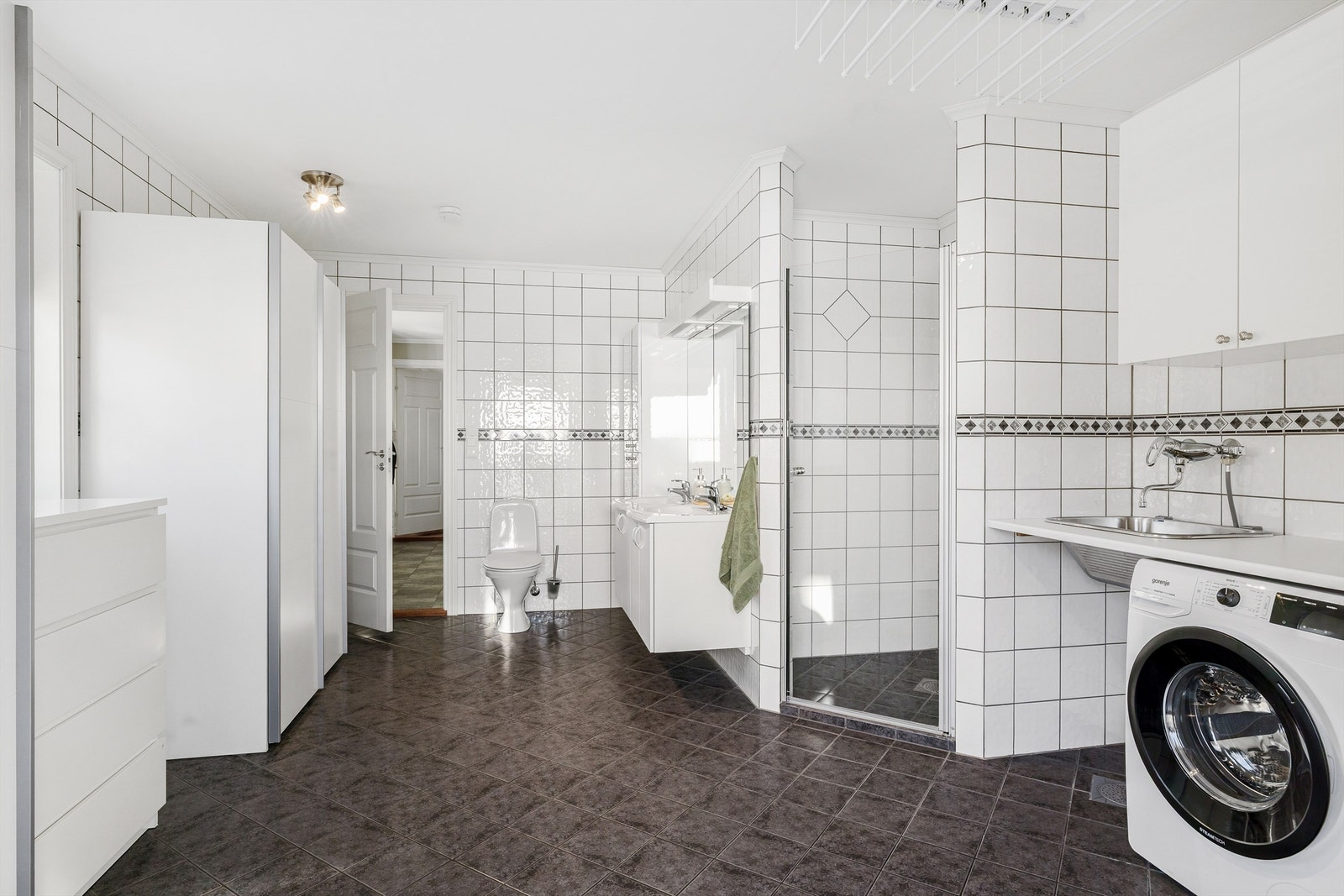 Godt med lagring, dobbel servant i innredning, stor dusjnisje og wc. Galleribilde